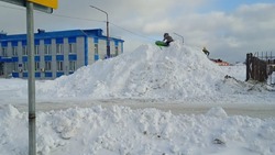 Снежная гора после циклона на Курилах превратилась в опасное развлечение для детей 
