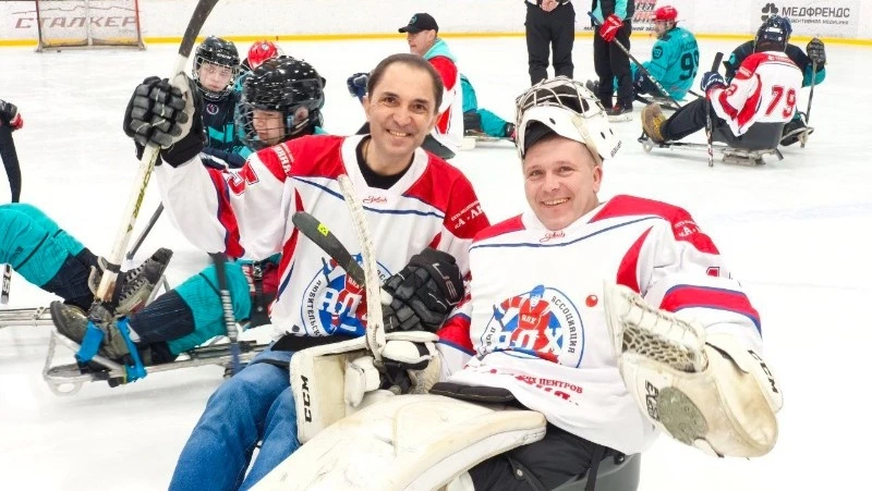 Андрей Хапочкин принял участие в празднике зимнего спорта и поддержал юных следж-хоккеистов