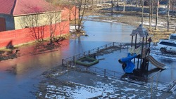 «Площадка вся в воде»: лужи затопили двор в центре Поронайска
