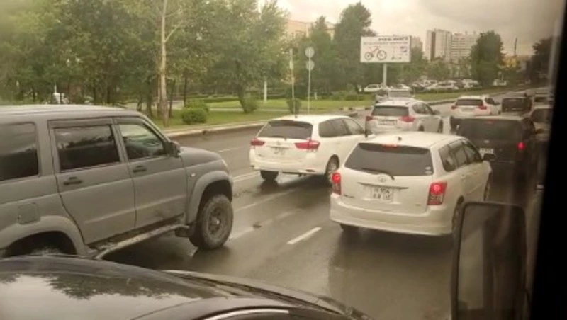Огромная пробка образовалась на проспекте Мира 1 сентября в Южно-Сахалинске     