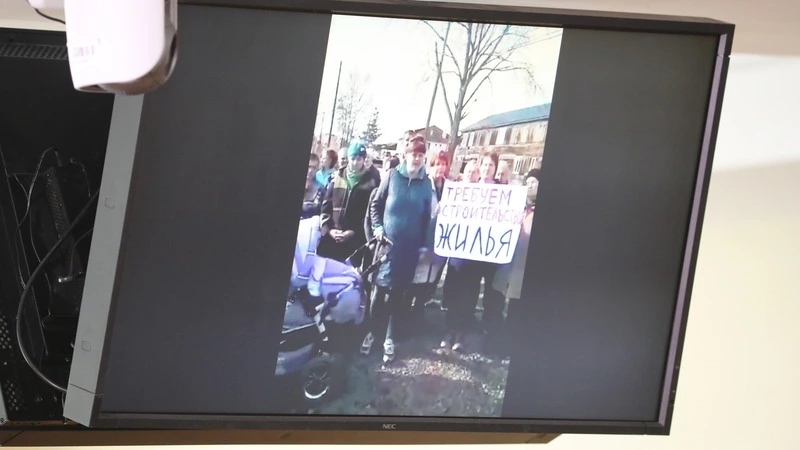 Жители села в Тымовском районе вышли с плакатами требовать давно обещанный дом