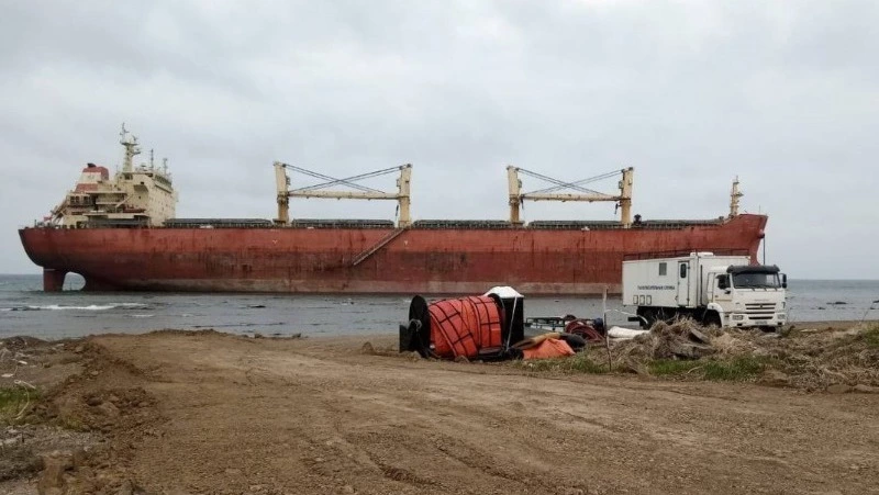 Китайский балкер An Yang 2, севший на мель у Сахалина, панируют вывести в море в августе 