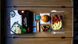 «Никаких сумок с едой»: горячее питание и перекусы появились в сахалинских поездах