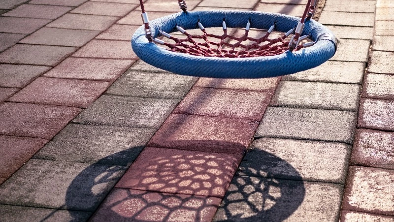 Бастрыкин попросил доклад о травмировании девочки на детской площадке в Южно-Сахалинске