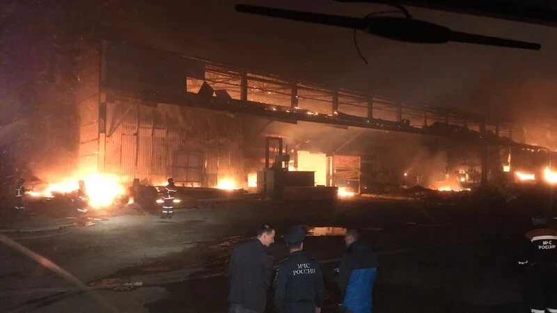 В пригороде Южно-Сахалинска сгорела лесопилка, к тушению привлекли пожарный поезд