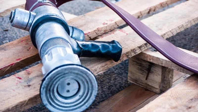 Пять человек тушили горящий мусор Холмске 