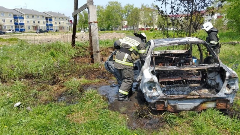 Легковой автомобиль горел на площади 6 квадратных метров в Аниве