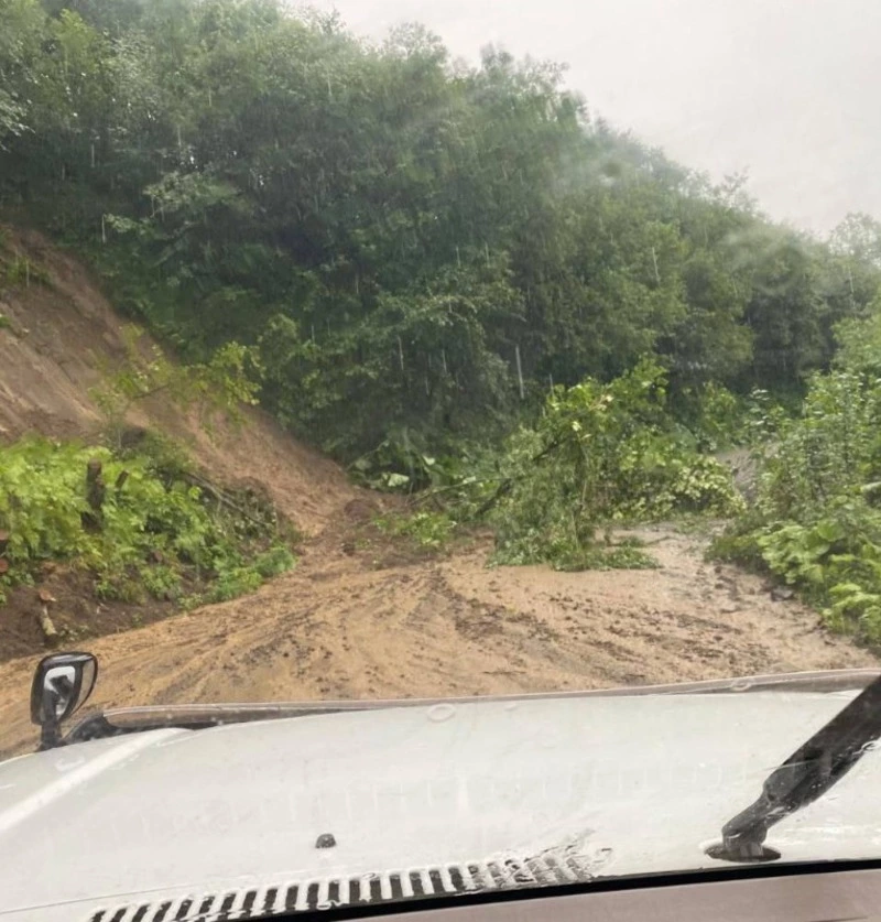 Дорогу на Бошняково перекрыл оползень