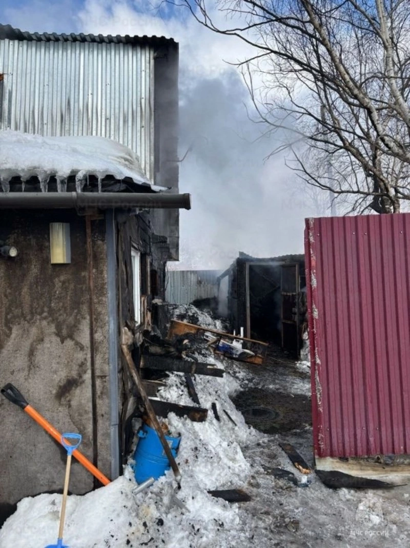 МЧС показало фото пожара, уничтожившего дом многодетной семьи в Южно-Сахалинске
