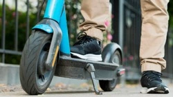 Пьяный военный на электросамокате сбил велосипедиста в Южно-Сахалинске