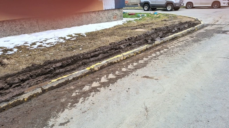 Мусорщики регулярно портят газоны во дворе одного из домов Южно-Сахалинска