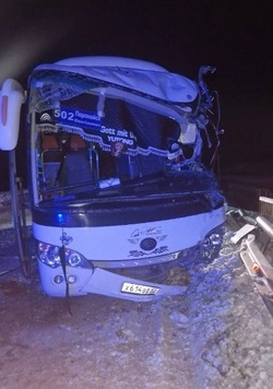 Междугородный автобус столкнулся с погрузчиком в Долинском районе