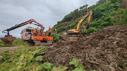 Более 2500 кубометров грязи вывезли с участка дороги между Холмском и Невельском 