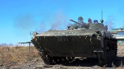 Мобилизованные жители Сахалина приступили к тренировочным стрельбам из танков