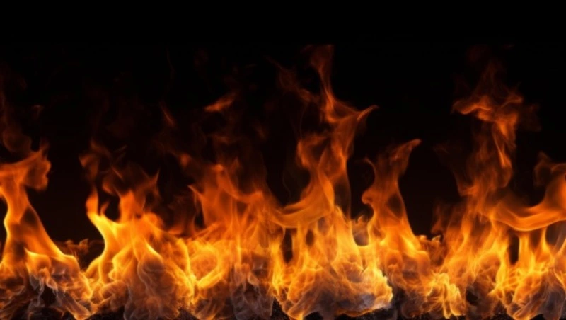 Три машины и покрышки загорелись на автобазе в Углегорске