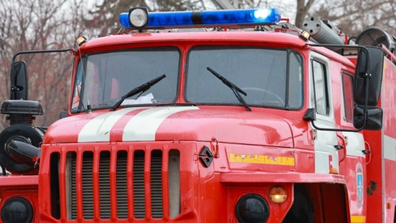 В Поронайске меньше чем за полчаса потушили заброшенную постройку