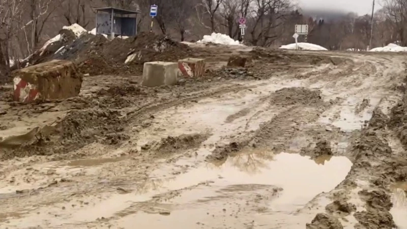 Мост в СНТ «Звездочка» Южно-Сахалинска стал грязной полосой препятствий