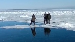 Рыбаки застряли в море на отколовшейся льдине в Поронайском районе