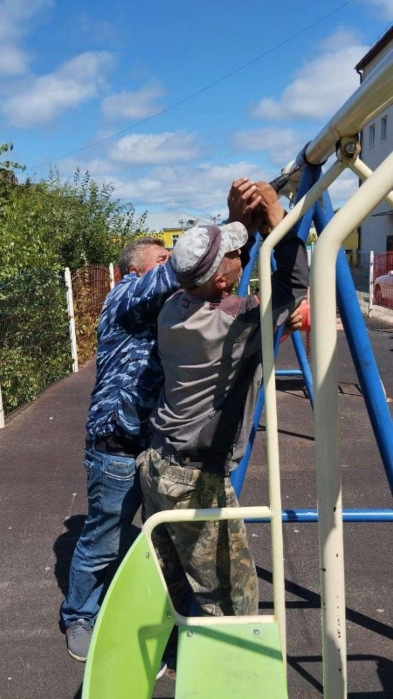 Дети катаются на опасных аварийных качелях в Томари 