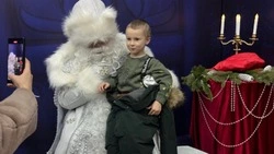 Герои новогодних сказок устроили праздник на вокзале Южно-Сахалинска