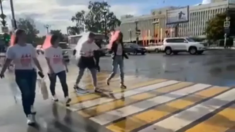 Сахалинка с фатой невесты гуляла по улицам в ластах