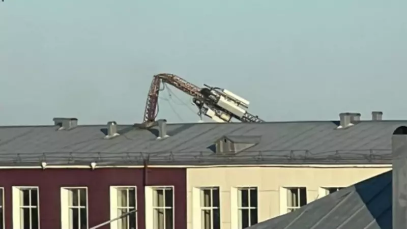 В Томари из-за сильного ветра рухнула сотовая вышка