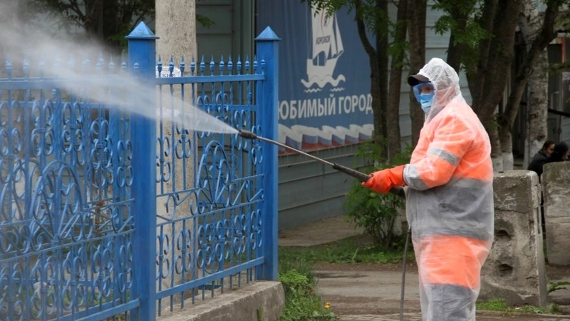 В Корсакове из-за коронавируса проводят тотальную дезинфекцию