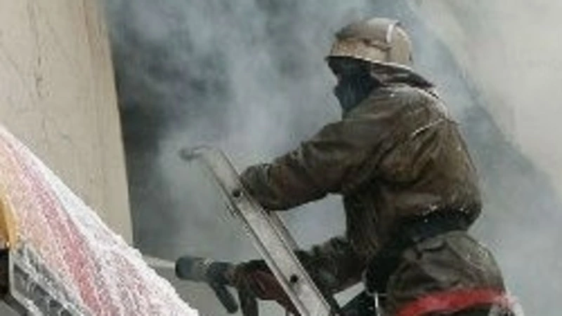 Баня разгорелась посреди ночи в районе порта в Поронайске 