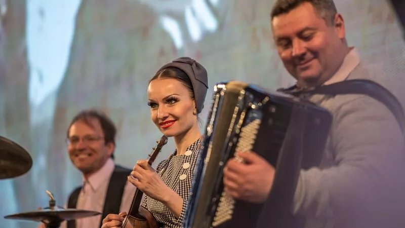 В День Победы сахалинцев «согревали» артисты из Сибири