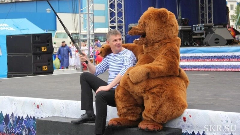 В День России в Южно-Сахалинске выступила «Синяя птица» и... медведь