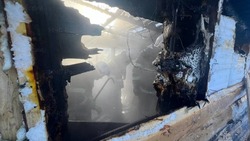 Мусор загорелся в разрушенном здании в Смирныховском районе 
