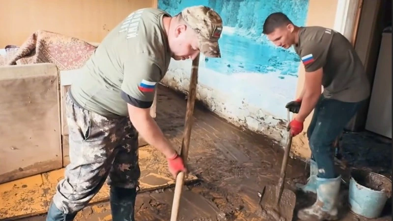 «Убираем ил, меняем полы»: волонтеры пришли на помощь к жителям подтопленных домов в селе Колхозное