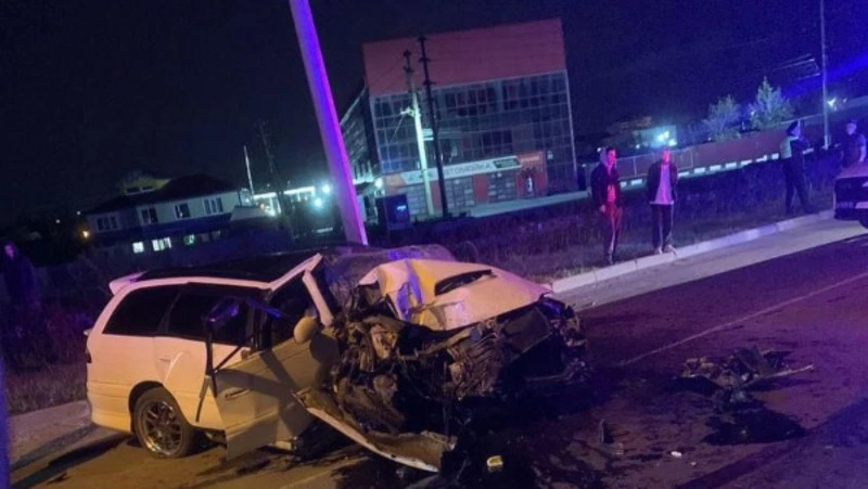 Toyota Caldina на скорости влетела в столб в Южно-Сахалинске