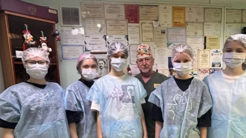 Школьники посетили больницы Сахалинской области в рамках подготовки к поступлению в медвузы 