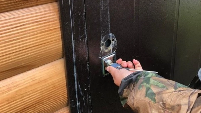 Мэрия Долинска ищет подростков-вандалов, которые ломают ярмарочные домики