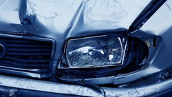 Соцсети: угнавший автомобиль пьяный мужчина в Холмске не был отцом пострадавших детей