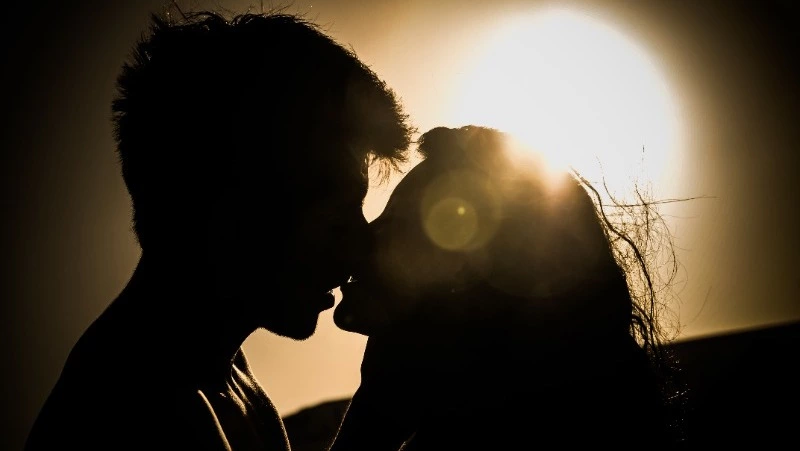 Сахалинец хотел заказать интим-услуги, но попал на мошенников