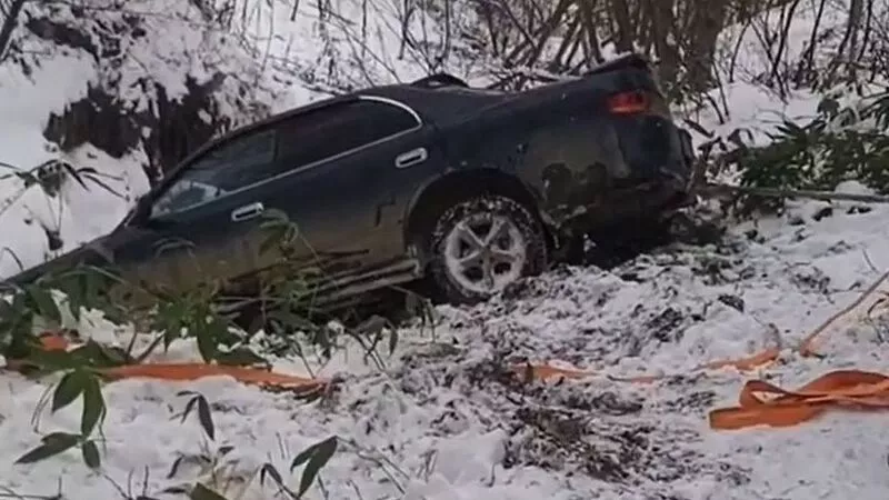В Южно-Сахалинске водитель улетел в кювет на иномарке с китайской резиной