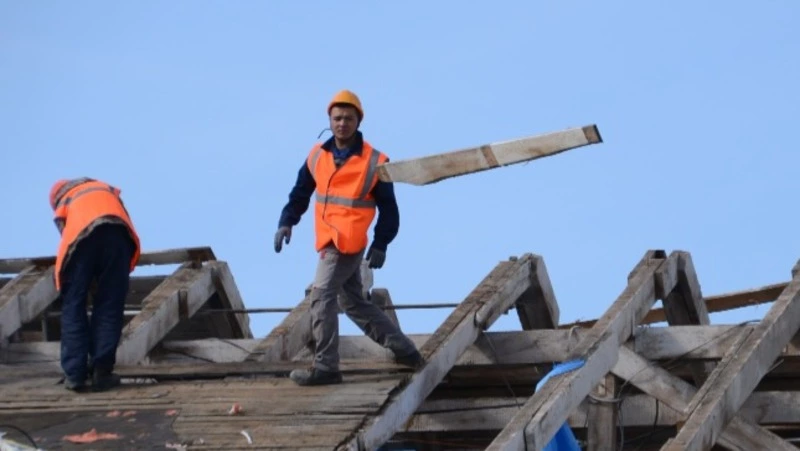 Застройщик возвел дом с дырявой крышей семье из Южно-Сахалинска