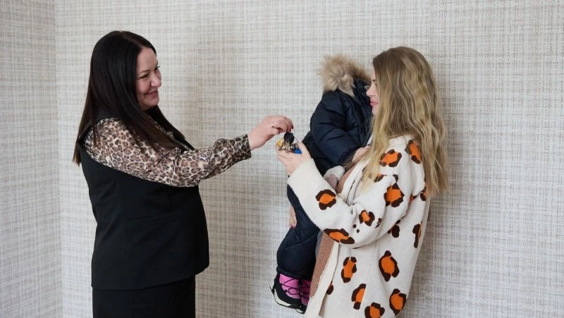 Выпускники детских домов получили ключи от своих квартир в Южно-Сахалинске 