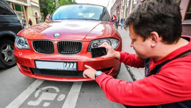Жители Южно-Сахалинска массово пожаловались на нарушителей парковки во дворах