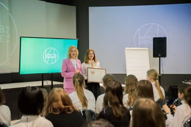 В ТОП-100 лучших профориентационных практик попал проект сахалинского педагога