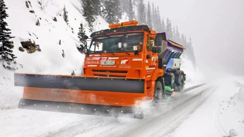 Около 100 единиц техники вышли на борьбу с гололедом в Южно-Сахалинске 13 декабря