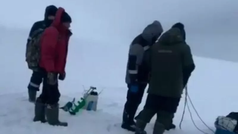 26 рыбаков с оторванной льдины переправили через трещину в заливе Мордвинова