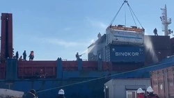 Специалисты перекрыли газ после утечки метана на судне в пору Корсакова