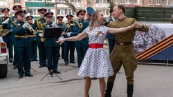 Ветеранов ВОВ в Южно-Сахалинске поздравили концертами во дворах