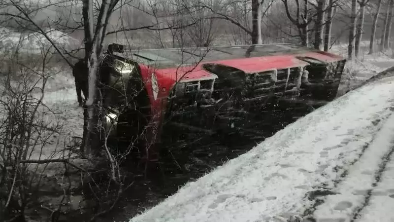 Рейсовый автобус перевернулся на трассе Сахалина