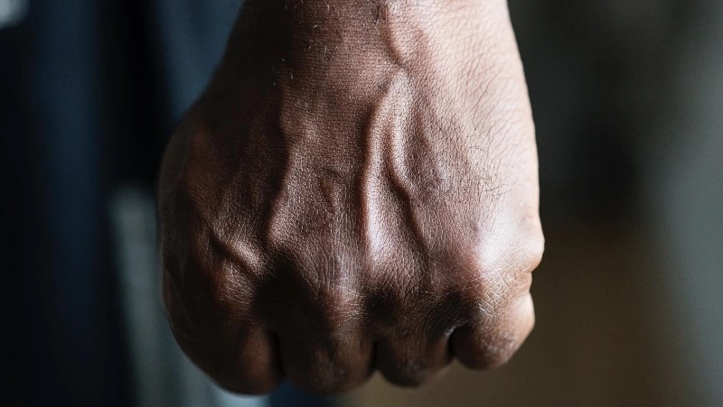 Сахалинец на эмоциях ударил кулаком по чужому авто и пойдет под суд