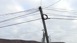 Ветхая опора ЛЭП с безобразными проводами пугает сахалинцев        