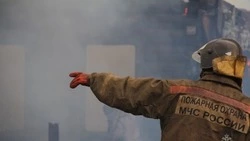 Бесхозное строение горело открытым пламенем в Быкове ночью 15 октября